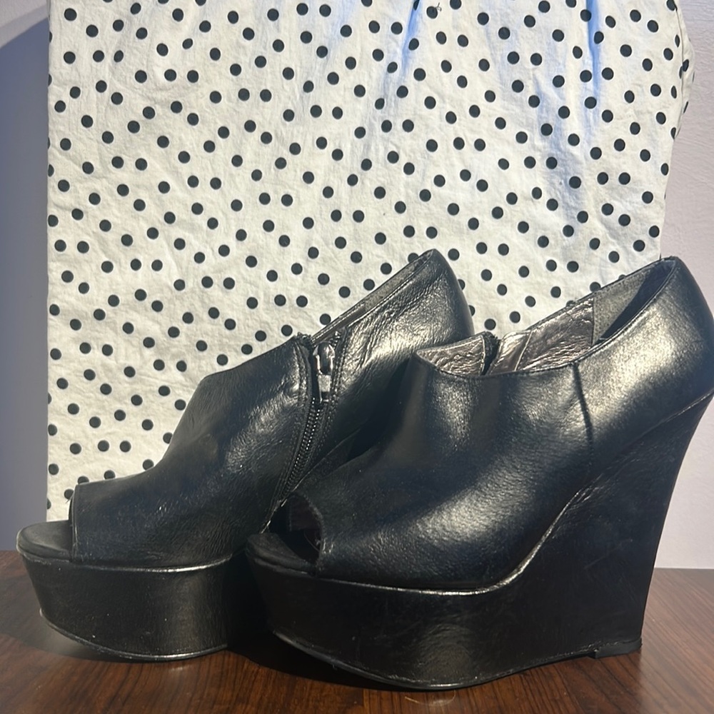 Steve Madden: Black Peep-toe Wedges